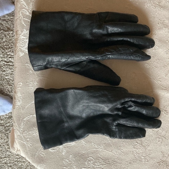 Cashmere lined black leather gloves 🧤 - Picture 2 of 6